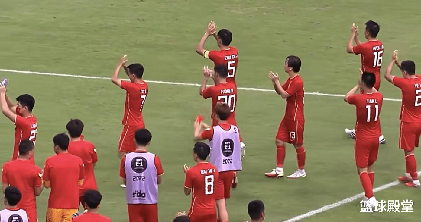 国足1-0中国香港！谭龙获特写但抽筋，全队无兴奋感，赛后1幕太暖(3)