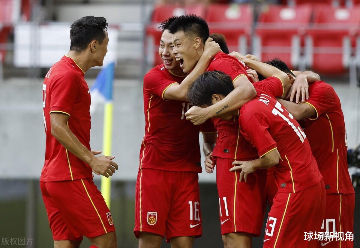 上午9点！上海媒体曝出争议猛料：中国足球遭重创，球迷骂声一片(4)