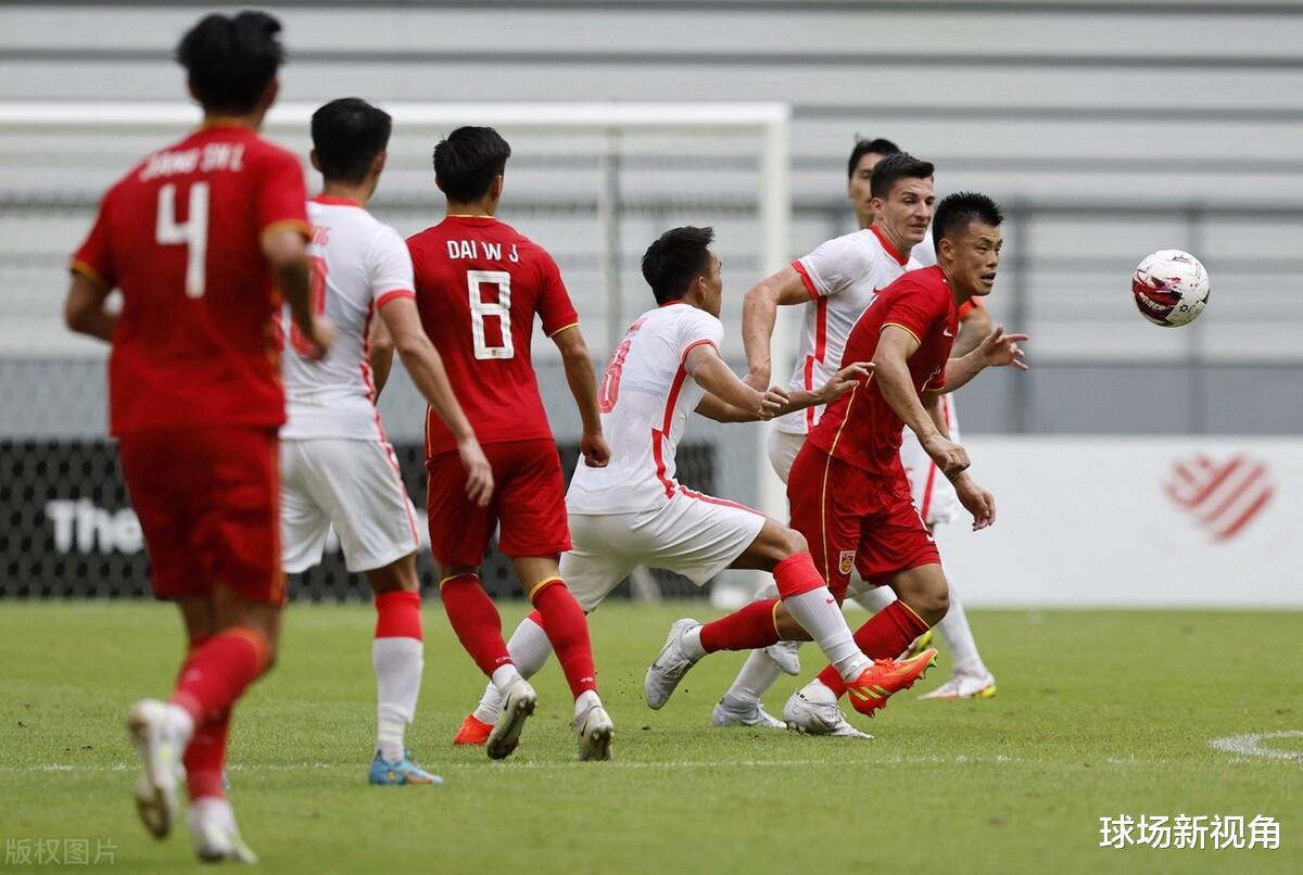 上午9点！上海媒体曝出争议猛料：中国足球遭重创，球迷骂声一片(5)