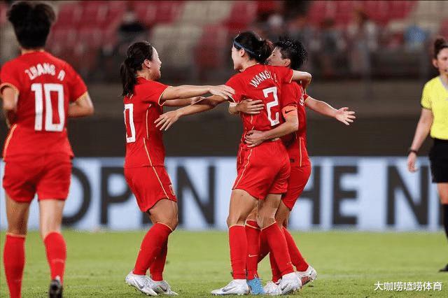 6-2！中国女足闪耀美国，半场4球+巴萨式配合，对手变迷妹求合影(4)