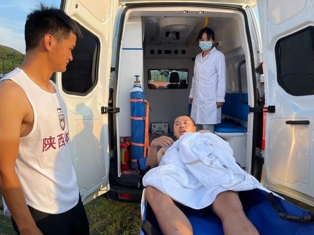 地表高温50.5℃踢比赛，中甲球员被烫得当场送医！