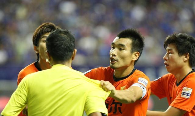 前广州恒大球员最新爆料引爆争议，球迷怒骂：中超联赛就是个笑话(5)