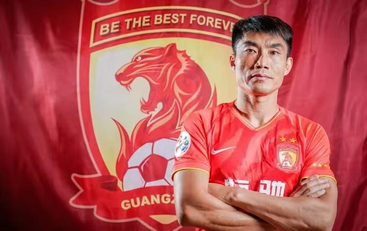 郑智的身份转变很大，但是不变的是他爱足球的心，希望新的征程有更好的收获！(4)