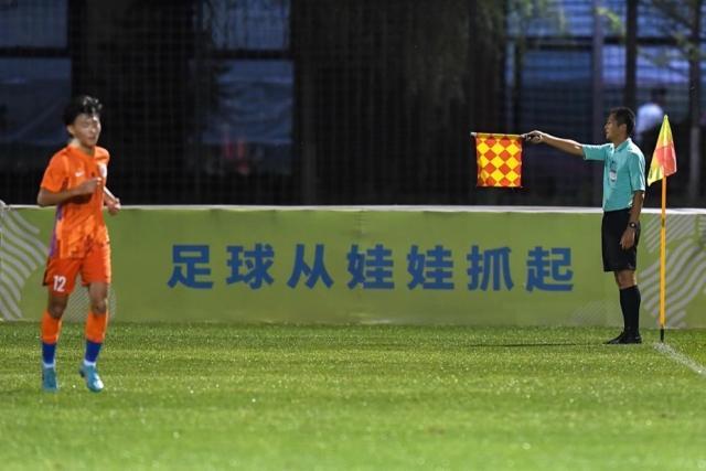 入选世界杯的中国裁判组 为小球员执法中青赛(3)