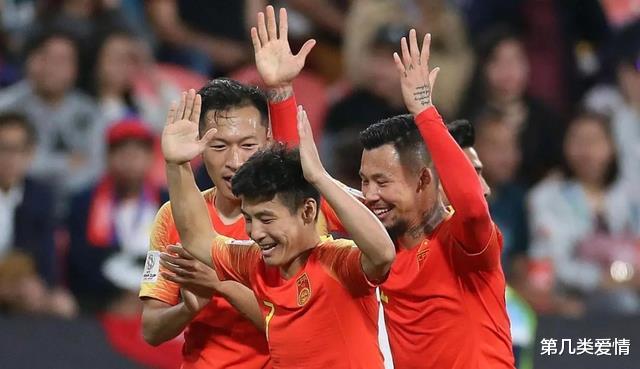 中午12点！资深名记点评中国足球引争议，球迷吐槽：看不起女足吗？(2)