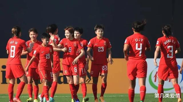 中午12点！资深名记点评中国足球引争议，球迷吐槽：看不起女足吗？(4)