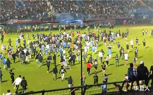印尼球场骚乱起因曝光！127人死于输球冲突，国足没有的场面！(1)