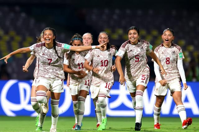 日本晋级全队跳舞狂欢，中国女足从榜首跌落到第四(2)