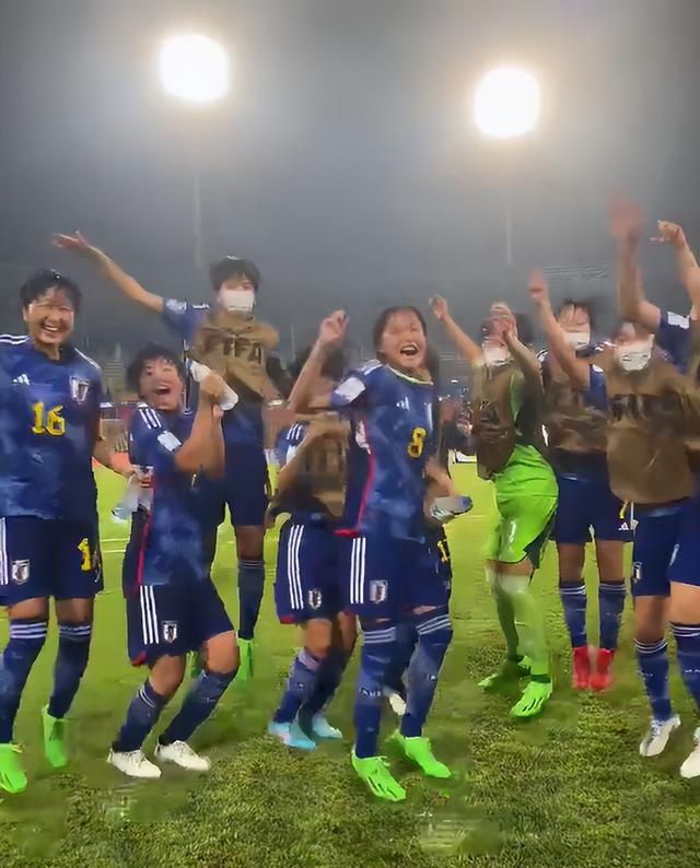 日本晋级全队跳舞狂欢，中国女足从榜首跌落到第四(4)