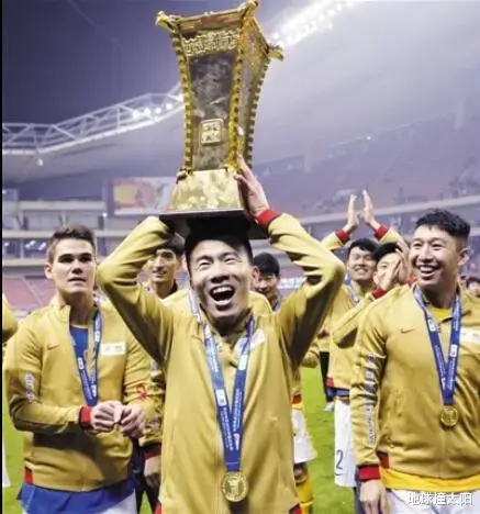 武磊说上海海港只差一个足协杯冠军了，好像亚冠冠军也没有拿过！(2)