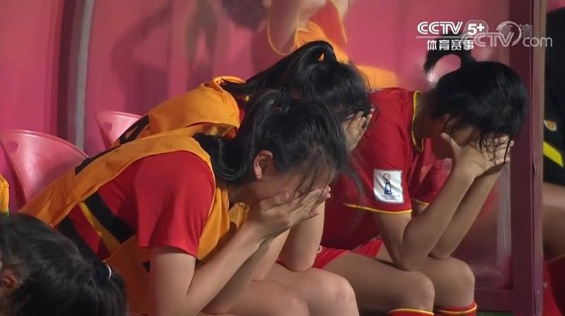 多名球员掩面哭泣！遗憾：中国女足U17差点绝平前世界杯冠军(4)