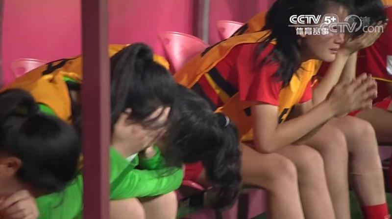 多名球员掩面哭泣！遗憾：中国女足U17差点绝平前世界杯冠军(5)