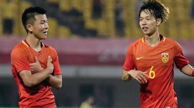中国男足热身赛遭遇黑哨！单场比赛两次被判点球，队员抗议遭无视