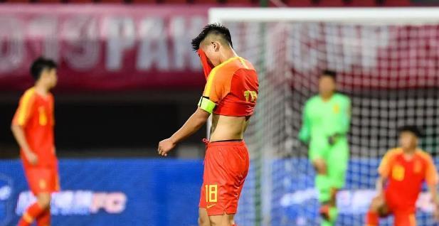 中国男足热身赛遭遇黑哨！单场比赛两次被判点球，队员抗议遭无视(3)