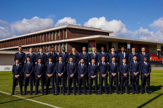 男模队！葡萄牙晒世界杯全家福，26将身穿西装出镜，C罗低调未站C位