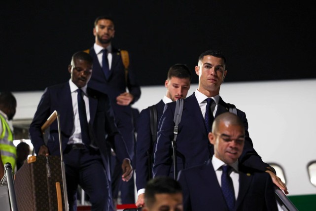 男模队！葡萄牙晒世界杯全家福，26将身穿西装出镜，C罗低调未站C位(2)