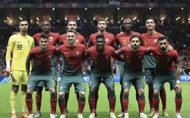 男模队！葡萄牙晒世界杯全家福，26将身穿西装出镜，C罗低调未站C位(3)