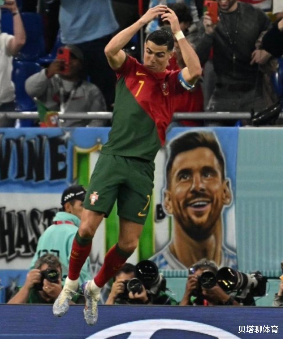 葡萄牙3-2诞生世界名画：C罗进球激情庆祝，梅西眼神致敬历史最佳(5)
