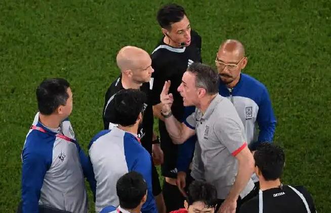 吃红牌后果很严重，韩国队主教练将不能参加下场韩国队对阵葡萄牙之战的指导(3)