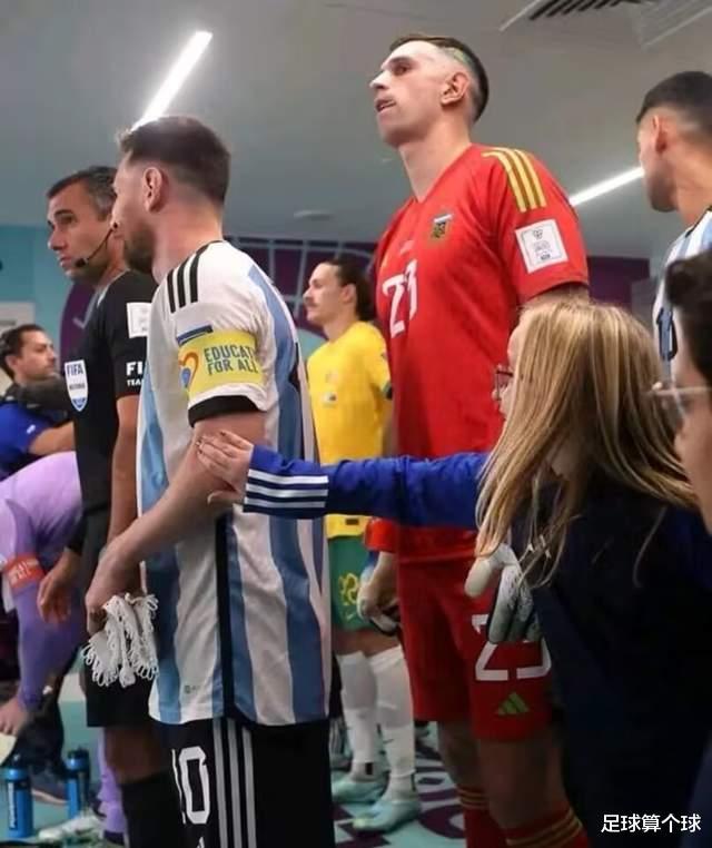 世界杯赛前球员通道的暖心一幕：队长梅西、十岁小女孩和马丁内斯(2)