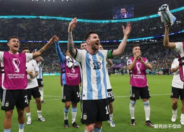 梅西盛赞一人！阿根廷晋级该感谢他，球迷冲进劳塔罗社媒：退役吧