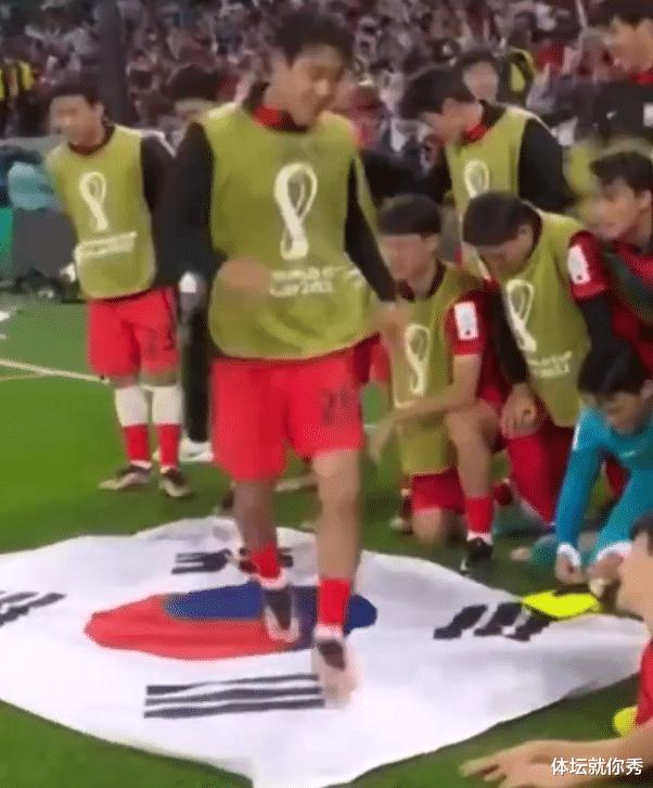 兴奋过头！韩国球员脚踩国旗被网暴，赛后道歉仍不被原谅，过分了(3)