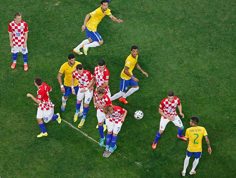 世界杯四强即将出炉！巴西面临黄牌考验，阿荷大战必将沉闷