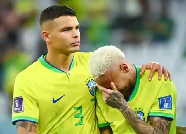 绝了，世界杯刚遭淘汰！巴西巨星宣布退队，队友花里胡哨令他心寒