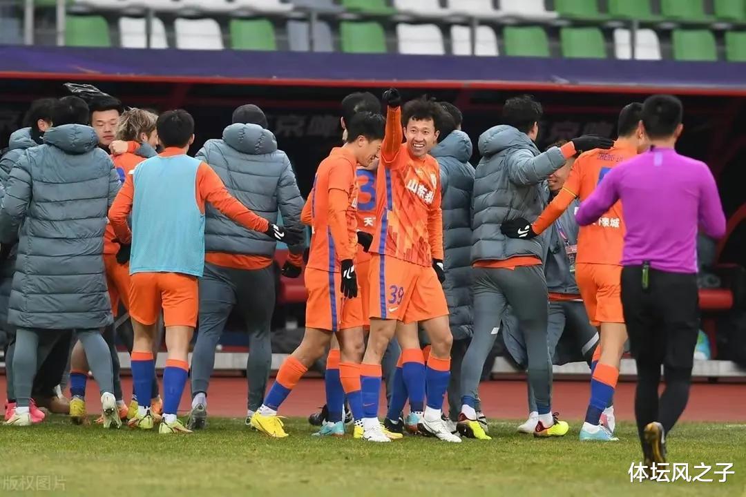 武汉媒体表示，足协力保泰山夺冠，泰山依靠犯规赢得丑陋的比赛