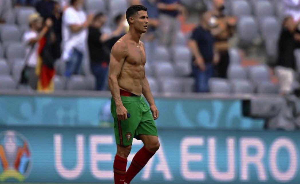 葡萄牙巨星前往沙特踢球，一错再错自断后路，这属于他的告别(5)