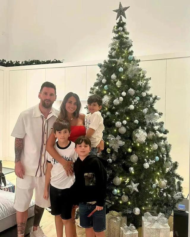 梅西在老家罗萨里奥的豪宅院里，发新年全家福，穿睡衣合影秀幸福(4)