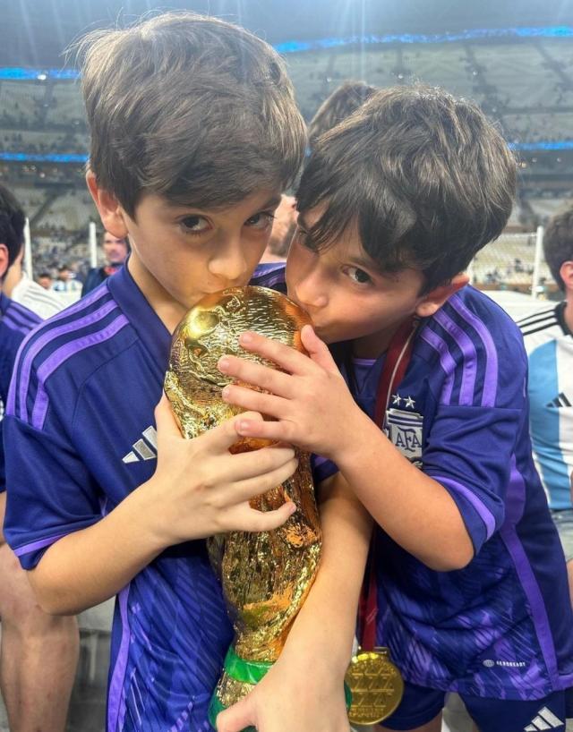 梅西忆世界杯夺冠：在儿子们见证下夺冠更特别(2)