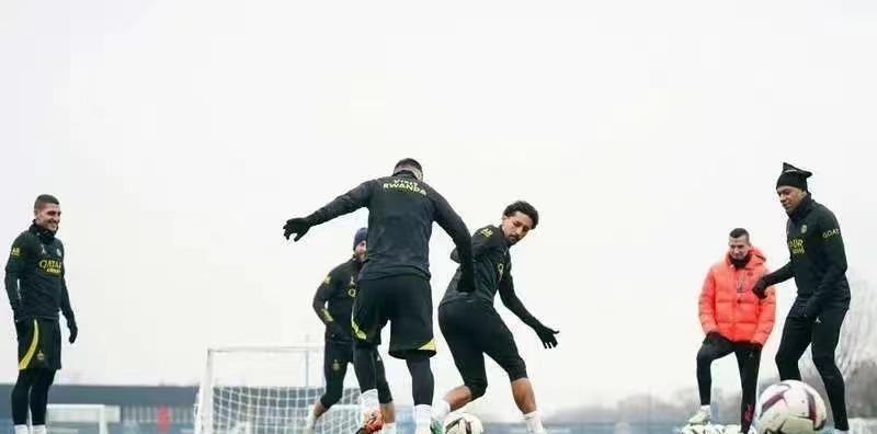 梅西与队友爆发冲突，训练中遭33场0球废柴爆铲，大巴黎内讧升级