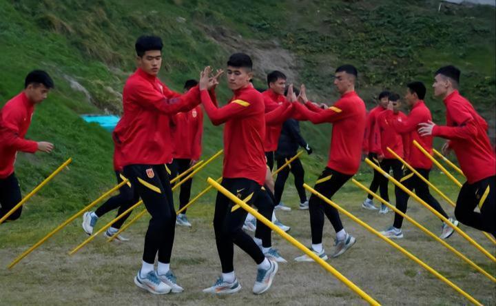 U20国足已抵达乌兹别克斯坦展开训练 何小珂或成为奇兵来助阵(1)