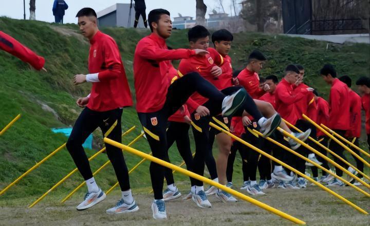U20国足已抵达乌兹别克斯坦展开训练 何小珂或成为奇兵来助阵(5)