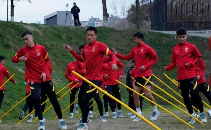 U20国足已抵达乌兹别克斯坦展开训练 何小珂或成为奇兵来助阵(7)