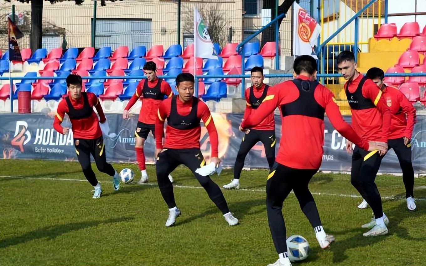U20国足已抵达乌兹别克斯坦展开训练 何小珂或成为奇兵来助阵(8)