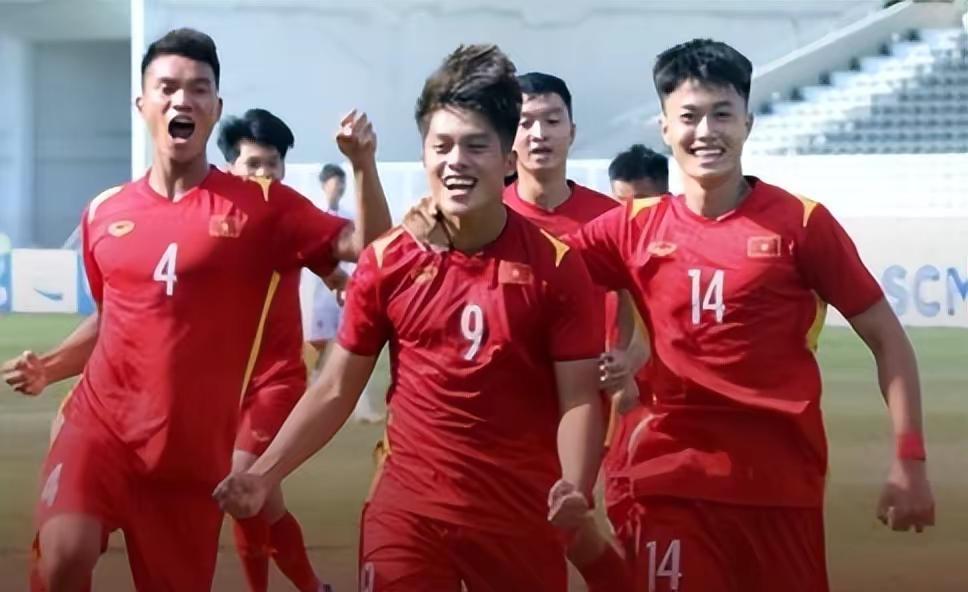 U20国足已抵达乌兹别克斯坦展开训练 何小珂或成为奇兵来助阵(9)
