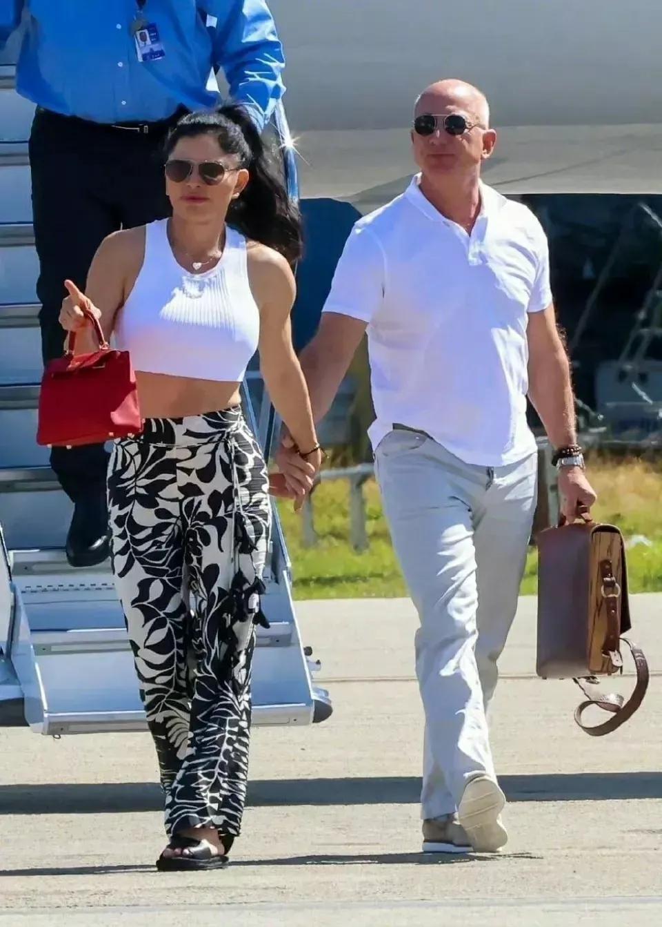 贝佐斯和女友桑切斯抵达迈阿密，俩人手牵手太温馨，桑切斯短衫配花裤挺时髦！

贝索(1)