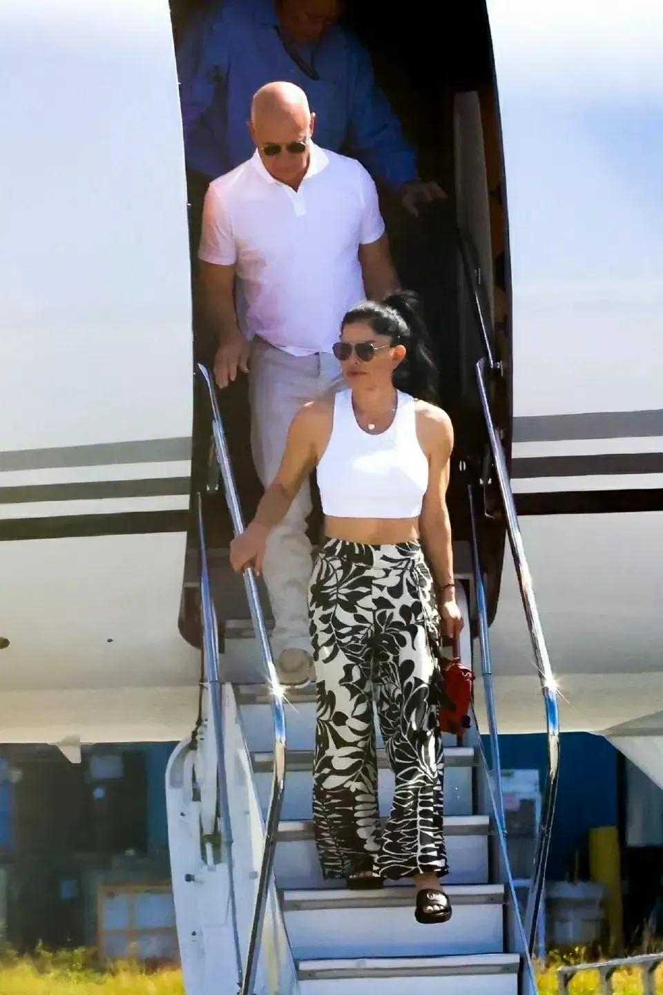 贝佐斯和女友桑切斯抵达迈阿密，俩人手牵手太温馨，桑切斯短衫配花裤挺时髦！

贝索(2)