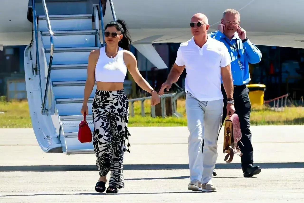 贝佐斯和女友桑切斯抵达迈阿密，俩人手牵手太温馨，桑切斯短衫配花裤挺时髦！

贝索(5)