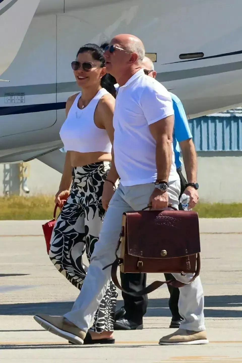 贝佐斯和女友桑切斯抵达迈阿密，俩人手牵手太温馨，桑切斯短衫配花裤挺时髦！

贝索(7)
