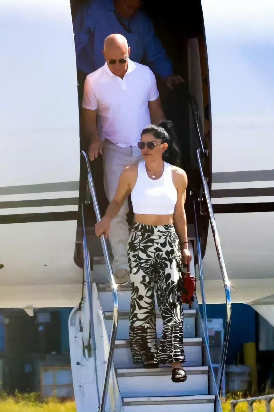 贝佐斯和女友桑切斯抵达迈阿密，俩人手牵手太温馨，桑切斯短衫配花裤挺时髦！

贝索(11)