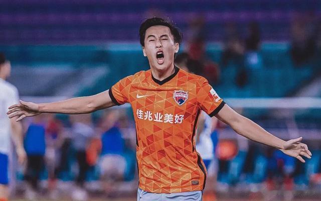 中国足球新的中场发动机，第一个香港转籍而来的中国国脚！(5)