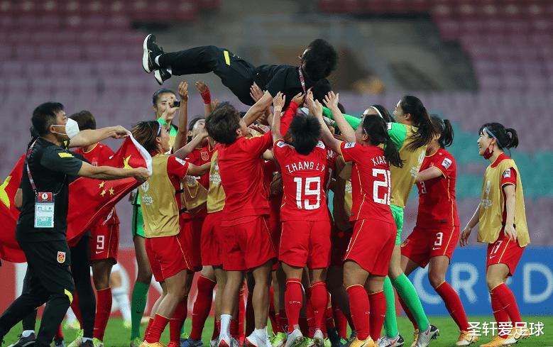 伟大7-0！中国女足双子星征服欧洲：同台竞技+狂轰2球，球迷嗨了(3)