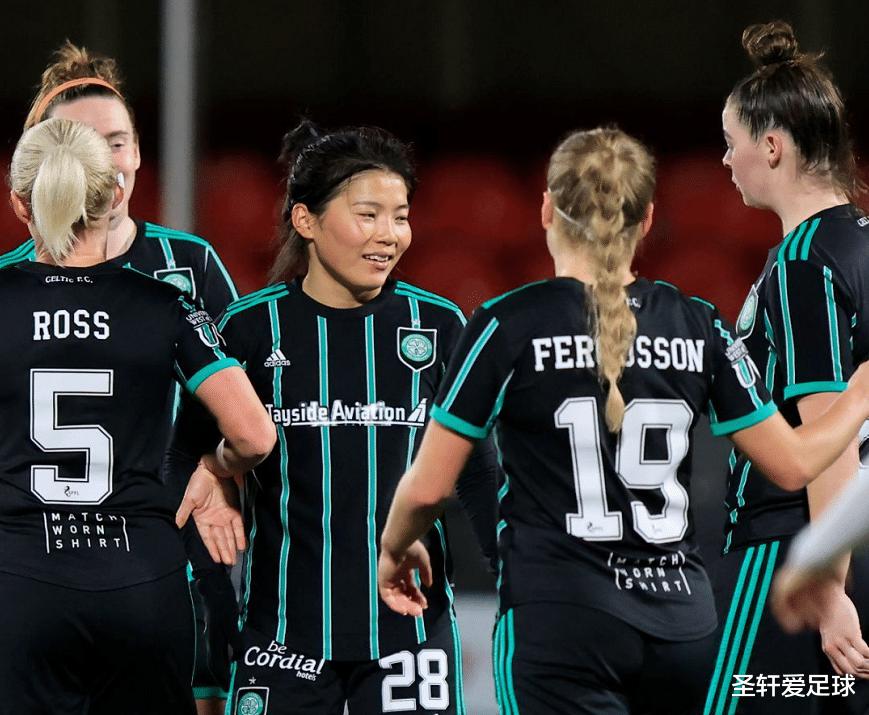 伟大7-0！中国女足双子星征服欧洲：同台竞技+狂轰2球，球迷嗨了(14)
