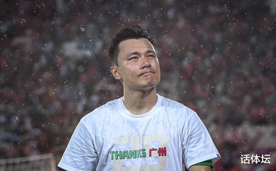 退役！郜林王永珀，泪别职业生涯，球迷冷笑：中国足球再无遮羞布