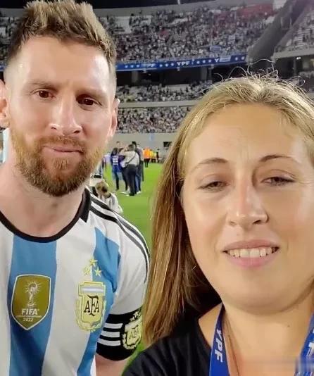 足球言论丨阿根廷球迷试图与梅西合影：“对不起，你让我紧张了。”

梅西：“你的手