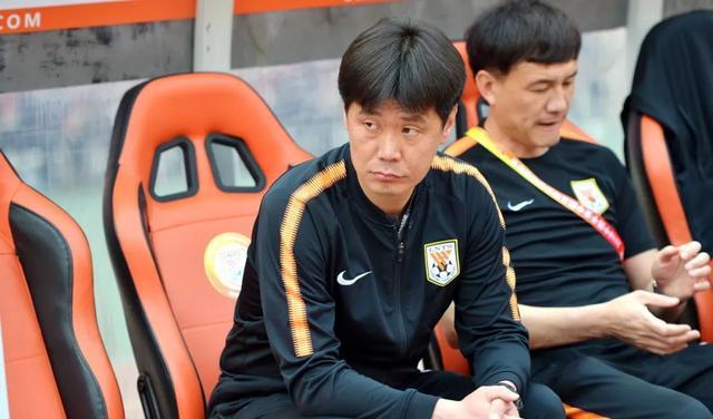 法比奥是李霄鹏的助理教练，如今回归山东泰山，难道要换教练吗？(1)
