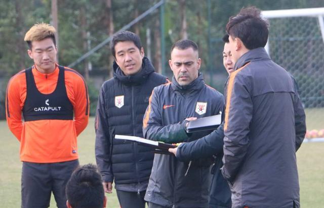 法比奥是李霄鹏的助理教练，如今回归山东泰山，难道要换教练吗？(4)
